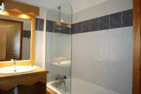 Ski-in/ski-out & foot of the slopes, 1st floor, swimming pool, sauna, balcony, tv, ski locker, 35m² - Image 2