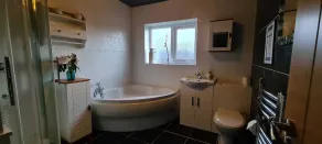 AMAZING 5 BEDROOM HOUSE FOR 9 - Image 2