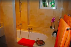 Beautiful Villa overlooking the bay with heated pool & A/C short walk to the Sea - Image 4