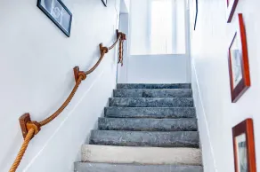 Stort gammelt renoveret hus med pejs og billard - Image 2