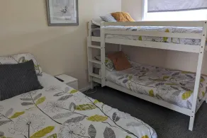 2 Bed Chalet - Sleeps 5 - Free Parking - Tv - Image 5