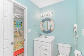 COCONUT TREEHOUSE, 5 bed/3.5 bath, 1 minute walk to beach, Holiday Inn section - Image 5
