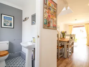CHARLESTON COTTAGE, pet friendly, with a garden in Falmouth - Image 4