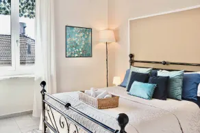 Appartement Chic 2 Chambres | Balcons, Vue & Parking Gratuit - Image 4
