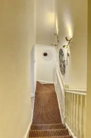 Modern 1 bed apartment, private courtyard terrace - Image 3