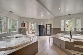 Nouvelle liste! Gagnez de l'or dans cet emplacement privilégié avec bain à remous! - Image 3