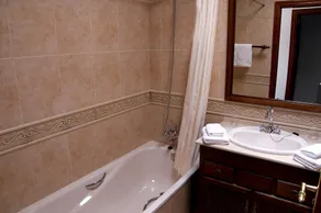 Villa avec piscine privée sur son propre terrain clos - Image 3