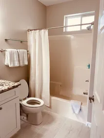 Sunny Happy Place by the Beach, Sleeps 6. Beach service March 1 to October 30. - Image 4