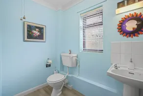 House - Sleeps 6 & Free Parking Pets - Image 5