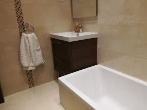 Modern 2 Bedroom Suite with Kitchen, A/C and Ample Parking - Image 2