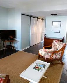 Hollingsworth FashionableTownhome— Deaton's Chalet — Steps away from the lake! - Image 2