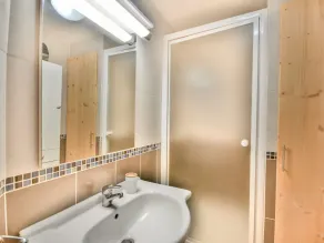 Renovated 2-Bedroom + Mountain Nook Apartment, Near Center & Shops, The Gets - Image 2