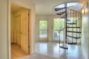 The Carousel - Unique design, beautiful open living space! - Image 2