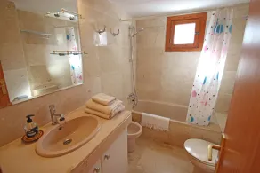 Welcoming garden apartment with sea and mountain views 5 minutes walk from beach - Image 2