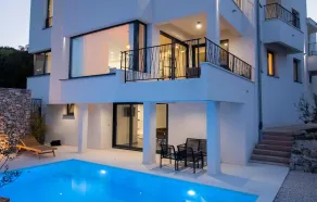 Beautiful Apartment With Pool - Image 4