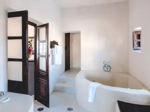Extravagant Villa in Megalochori - Image 2