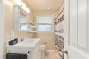 Updated open concept beach house. 1.5 blocks to bay beach and Harpoon’s! - Image 3
