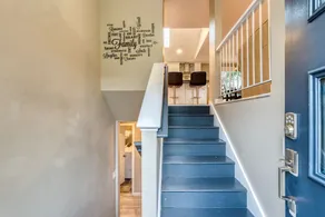 Chic & Spacious 5 BR Stylish House! Prime Location, Free Parking, Fast Wi-fi - Image 2