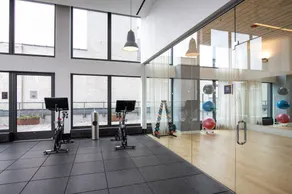 Trendy West Loop 1BR w/ Gym & Coworking, nr UIC, by Blueground - Image 3