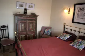 Garden apartment with swimming pool in house - Image 3