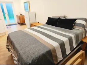1 Bed House - Sleeps 2 - Garden Wifi Parking - Image 5