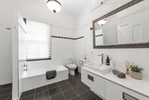 Contemporary Character! 3Bed/1.5Bath/1Car~New Farm - Image 2