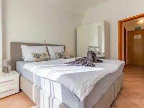 Attractive Apartment in Banjole near Fratarski Otok Island - Image 4