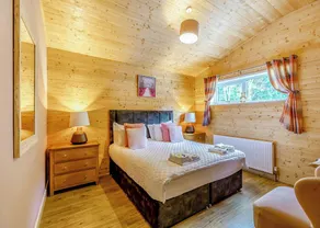 3 bedroom accommodation in Ellesmere - Image 5