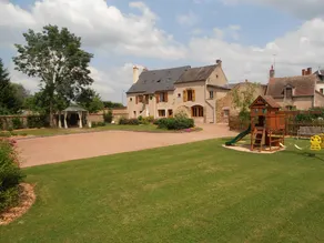 Cottage \"Morvan\" in park on the banks of the Loire in a small tourist town. - Image 3