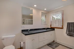 Family Oasis in Great Location with Pool - Image 2