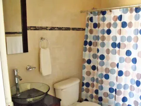 Apt 8, Beautiful Property, pool, Jacuzzi, sports, kids area,10 min to airport - Image 3