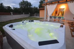 Villa neuve avec piscine et bain à remous à la périphérie de la ville de Poreč - Image 2