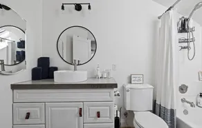 Spacious-Gourmet Kitchen-Luxe King Bed-Ping Pong-Arcade - Image 3