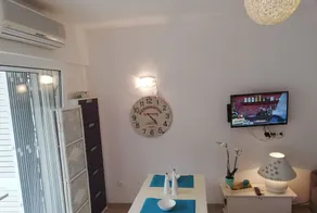 Apartment Olly seafront large terrace with barbecue 4 sunbeds and garden - Image 2