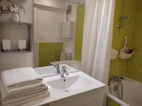 Appartement rouge avec jardin - Image 3