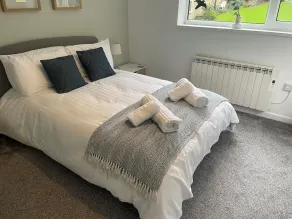 Castle Court Modern 2 Bed Apartment - Image 2