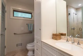 Beach View Cottage - On the Lake - Image 3