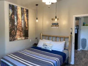 Guest House with Private Hot Tub, Shared Pool, and Walk to Town - Image 4
