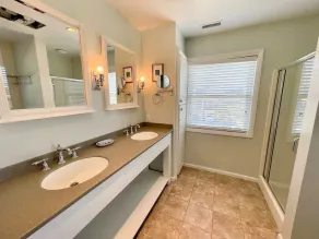 Etaler et détendez-vous dans cette grande maison de bord du canal qui a amarrage priv��� et de nombreux ponts. - Image 4