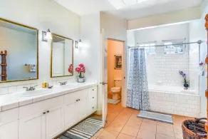 NOUVELLE LISTE! Condo lumineux avec golf et vue sur la montagne, piscine / bain à remous communs! - Image 2