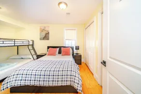 HOLIDAY GETAWAY SPECIAL -EARLY BIRD 10%\n39 - Modern 3BR Quincy near Adams - Image 4