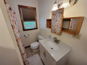 Discount ! A mile to Narragansett beach & Boon Street Market this home has it all ! - Image 3