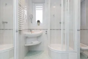 Spacious Apartment | 2 Bedrooms, Balcony, Workspace - Image 2