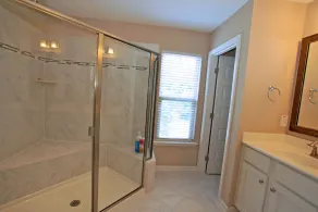 3 rummelige soveværelse-Executive Town House,<br>Brand-New Construction, Duke RTP Area. - Image 4