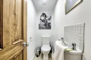 St Stephen Street Apartment - Image 3