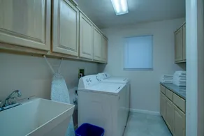 Ski • Soak • Golf -Comfortable Home Upscale Neighborhood Best Location - Image 5