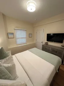 Recently Renovated 2 Bed 1 Bath (Dog Friendly) Apartment in the Broadway Neighborhood - Image 4
