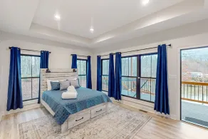 LaWi Lakehouse - Stunning lakefront oasis with large deck, games, & tranquil views - Image 5