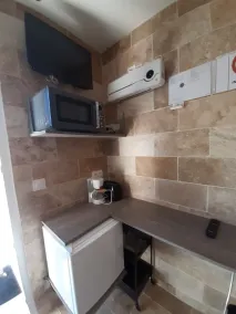 2-person bedroom with shower room and toilet - Image 5