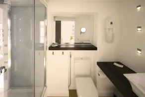 Orchard Road Studio Apartment - Image 4